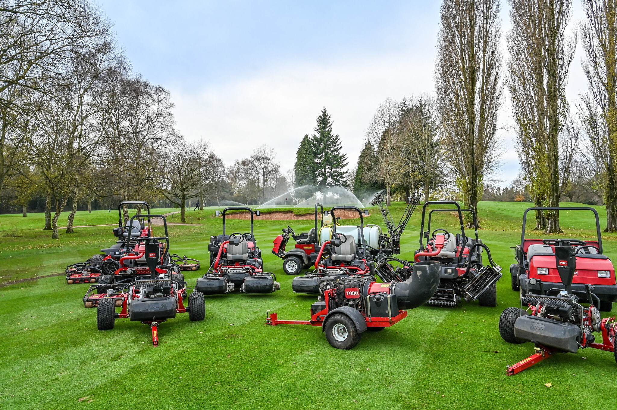 Toro golf course machinery fleet displayed on green fairway, showcasing Reesink Turfcare’s sustainable turf management equipment.