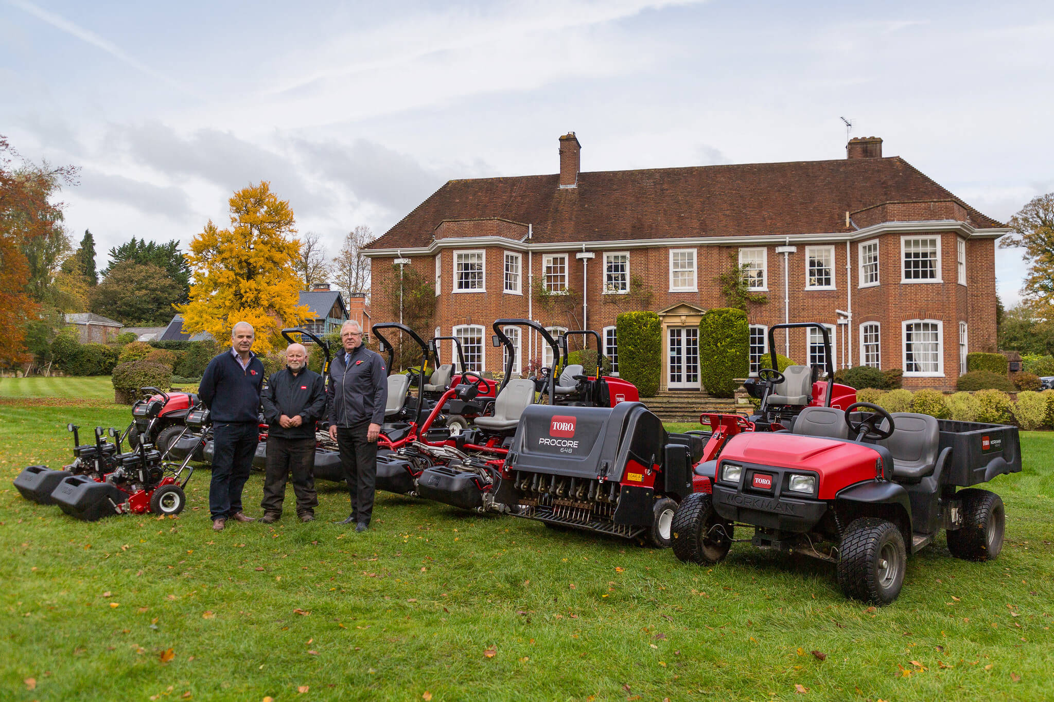 Toro fleet on machinery at Badgemore Park Golf Club with the club's course manager and Reesink team