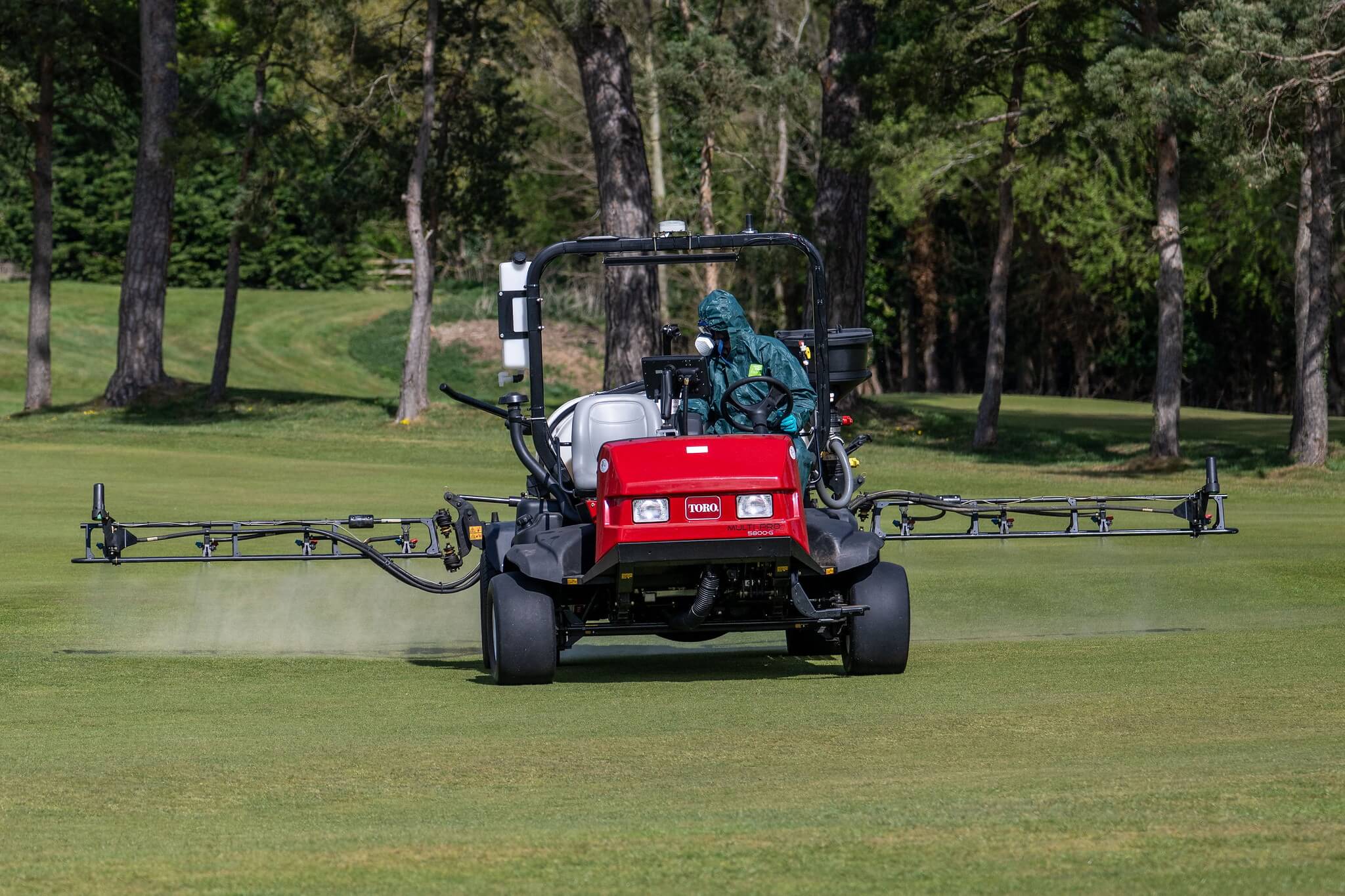 A Toro Multi Pro sprayer with GeoLink sprays a golf course operated by a greenkeeper