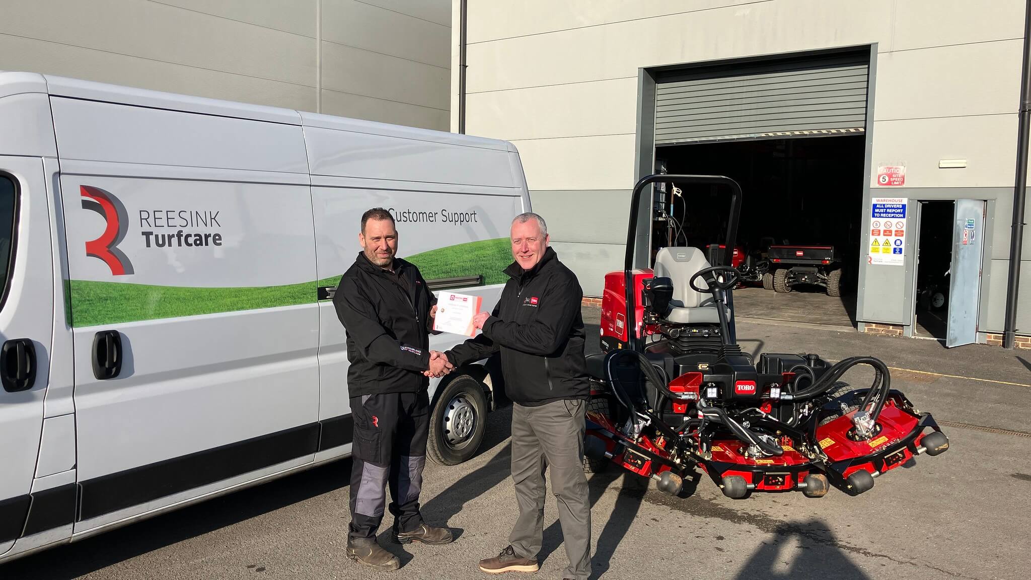 Darrell Richards from Reesink Southeast, one of Reesink’s latest Master Service Technicians, receives his certificate.