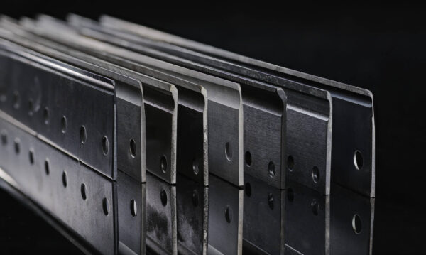 Lineup of Toro EdgeMax bedknives.