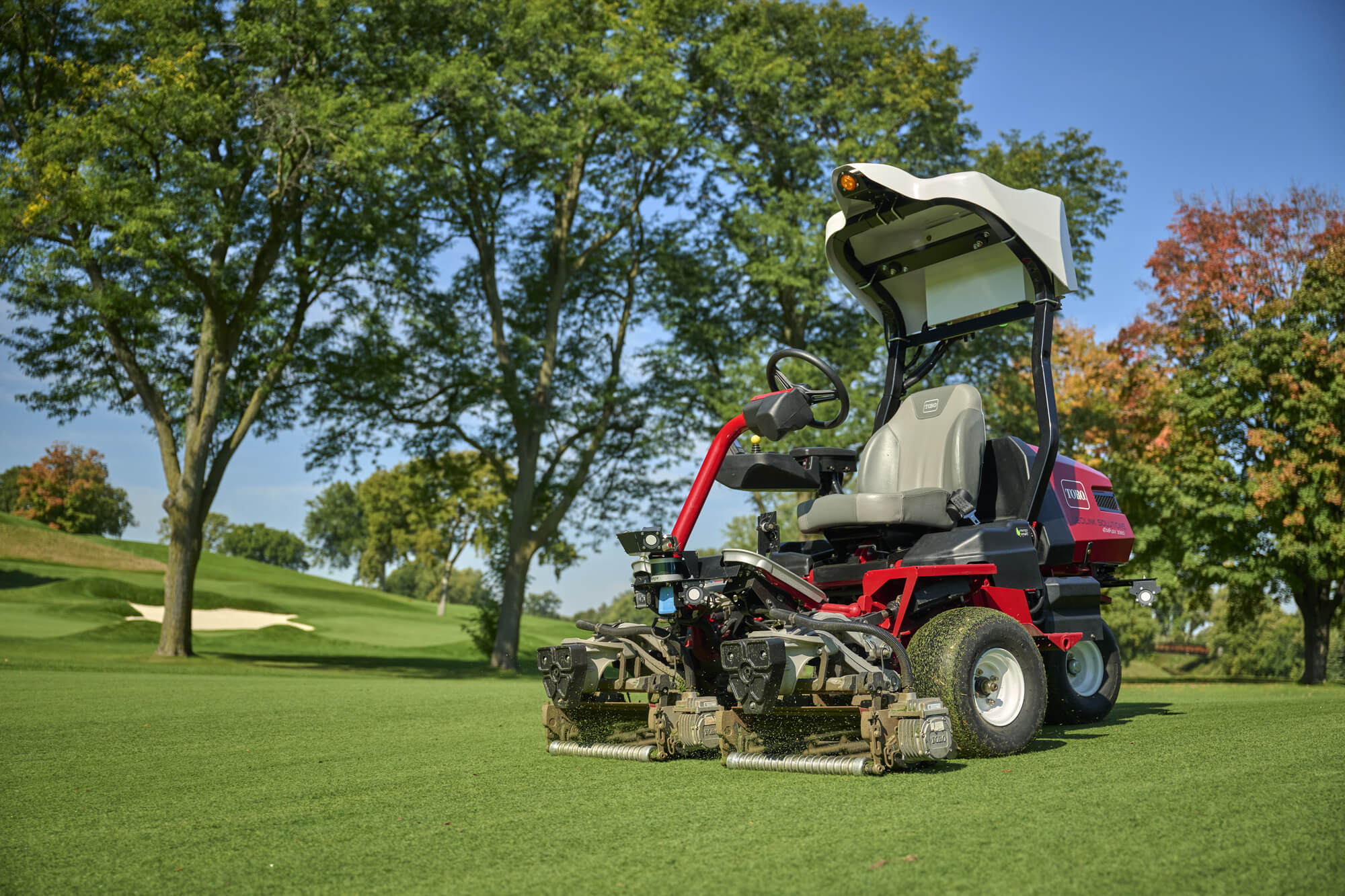 A Toro Greensmaster eTriFlex 3360 with GeoLink Mow autonomously mows a golf course.