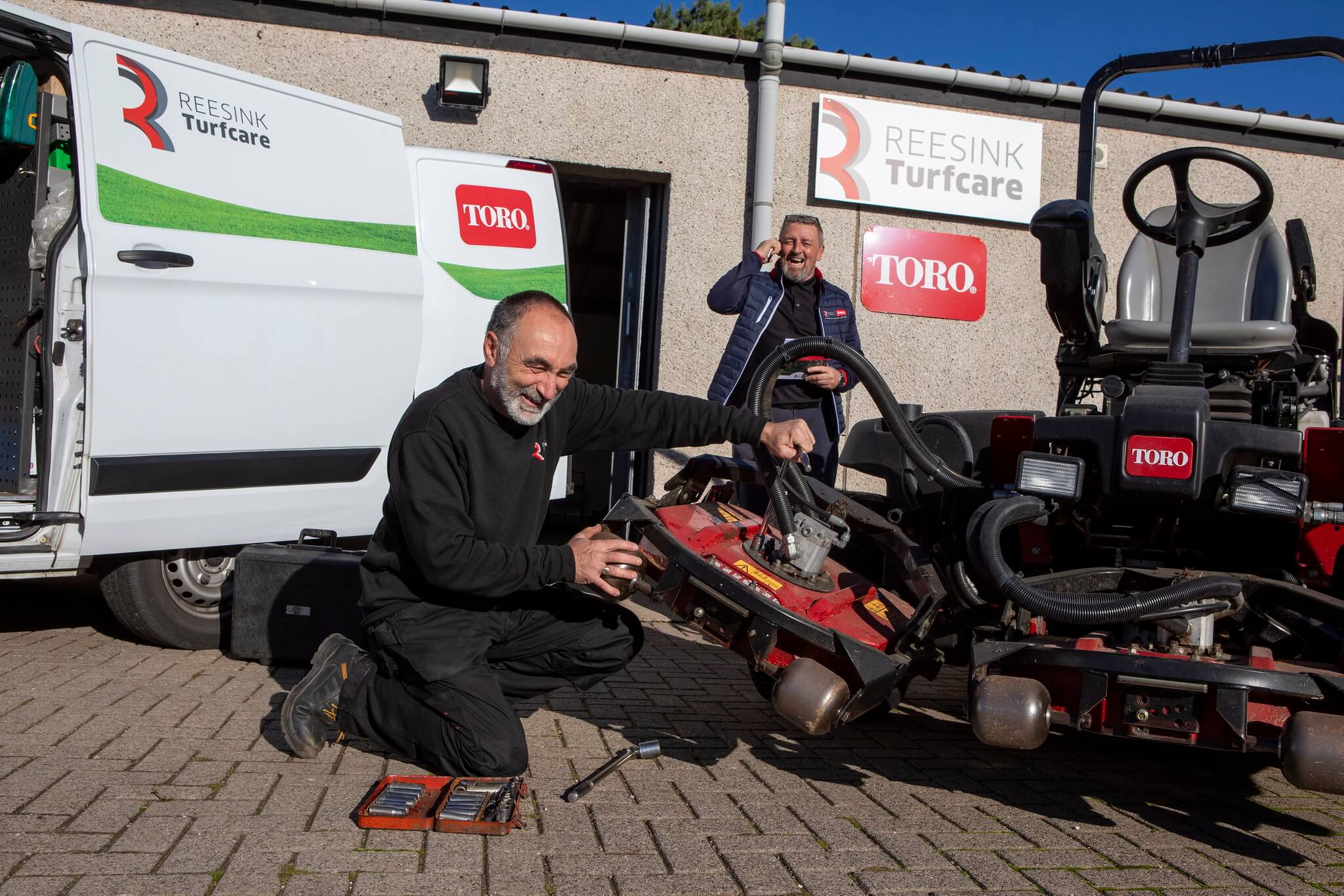 The maintenance of a Toro Groundsmaster cutting deck at a Reesink depot.