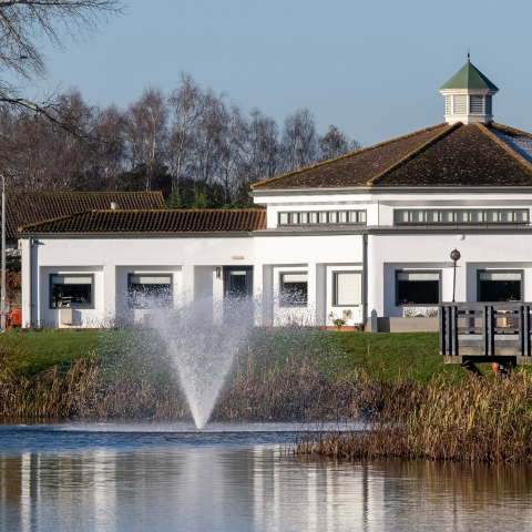 Wyboston Lakes purchased a 5HP Gemini fountain for the first time to install as a centre piece in the East Lake opposite the Gravel Pit Brasserie.