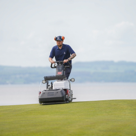 Lithium-ion battery technology is harnessed to deliver an unmatched electrical efficiency in the Greensmaster eFlex 1021.