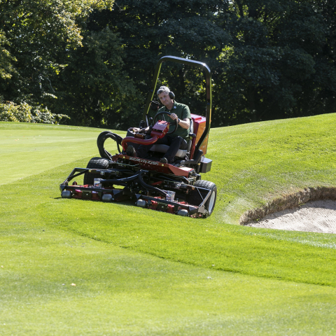 The 3500’s adjustable head allows side-to-side for a closer cut around bunkers and sloping greens, improving presentation.