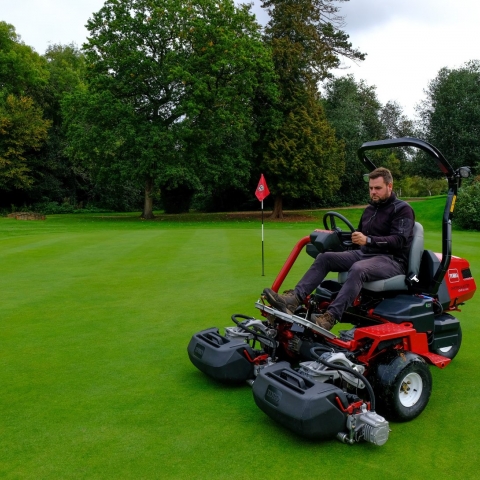 The Greensmaster eTriFlex 3360, seen here with course manager Karl Williams, solved Worcester Golf Club's noise pollution problem.
