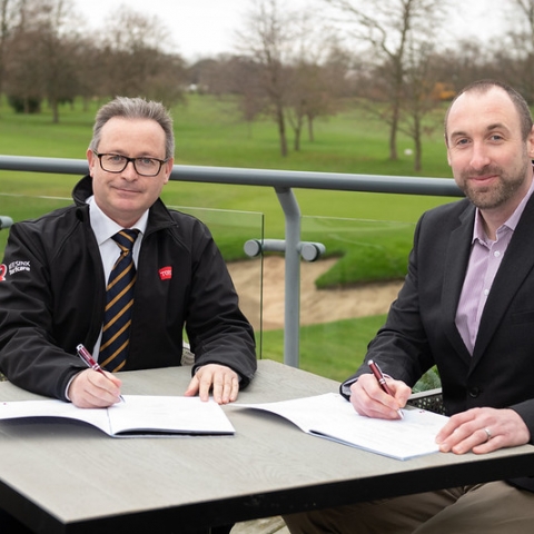 Course and grounds manager Peter Bradburn (left) and Jon Cole from Reesink signing the partnership agreement.