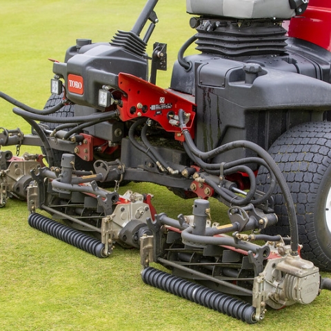 The Reelmaster 5010-H is recognised as the industry’s first and only fairway mower with a true hybrid drive system.