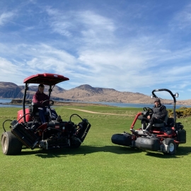 Ardfin Golf Club’s assistant greenkeeper Ross Maclean sitting on the Reelmaster 5010-H (left) and apprentice Ryan Foley with the Greensmaster TriFlex hybrid 3420.