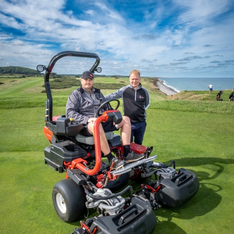 Course manager Ricky Goodman seated on the club’s new Toro Greensmaster eTriFlex 3370, with Reesink’s Danny Lake.